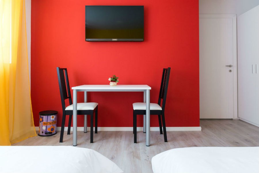 Soba Nika — kupaonica s walk-in tušem i sušilom za kosu