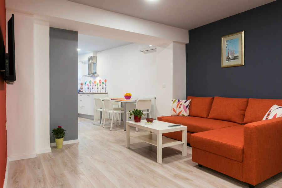Apartman Sonja — dnevni boravak s garniturom i pogledom na vrt