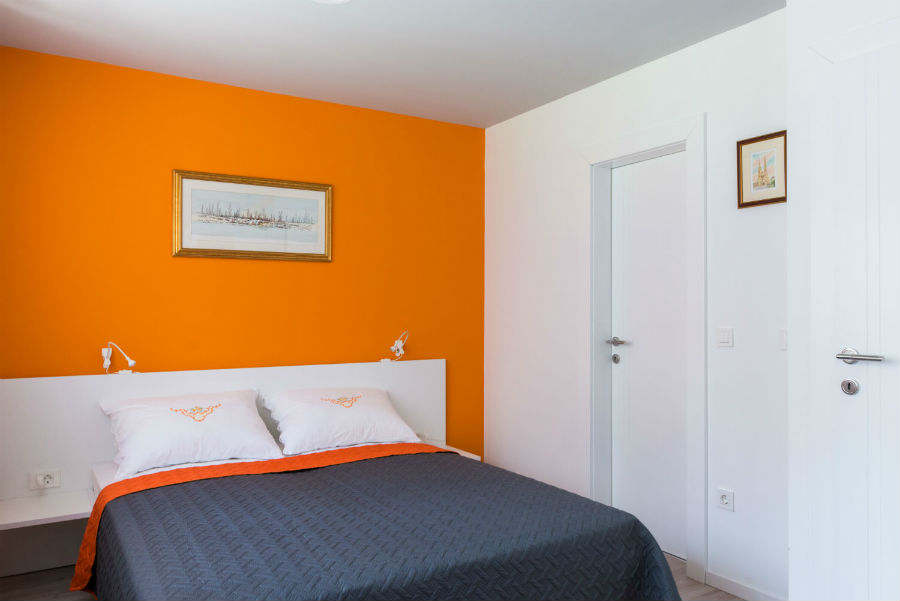 Soba Zara — udoban bračni krevet 160×200 s novom posteljinom